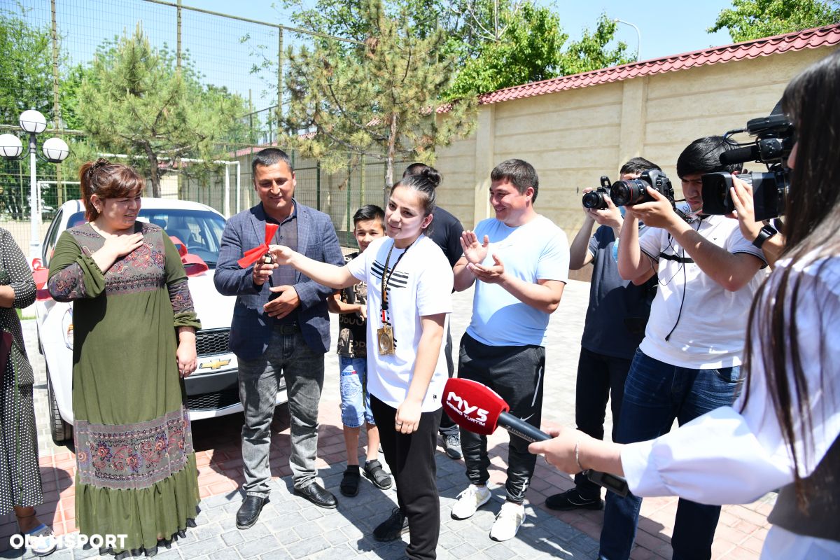 Yaxshi bilasiz, o'zbek boksi jahonda o'z o'rniga ega. 
			