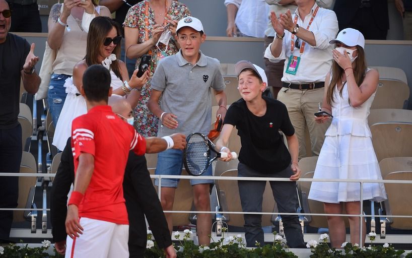 Jokovich finaldan so'ng raketkasini sovg'a qilib yubordi + FOTO