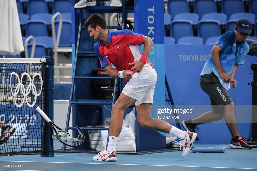 Novak Jokovich bronza uchun o'yinda bir raketkani sindirib, boshqasini tribuna tomon uloqtirib yubordi