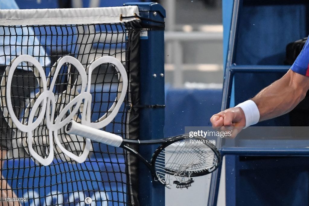 Novak Jokovich bronza uchun o'yinda bir raketkani sindirib, boshqasini tribuna tomon uloqtirib yubordi