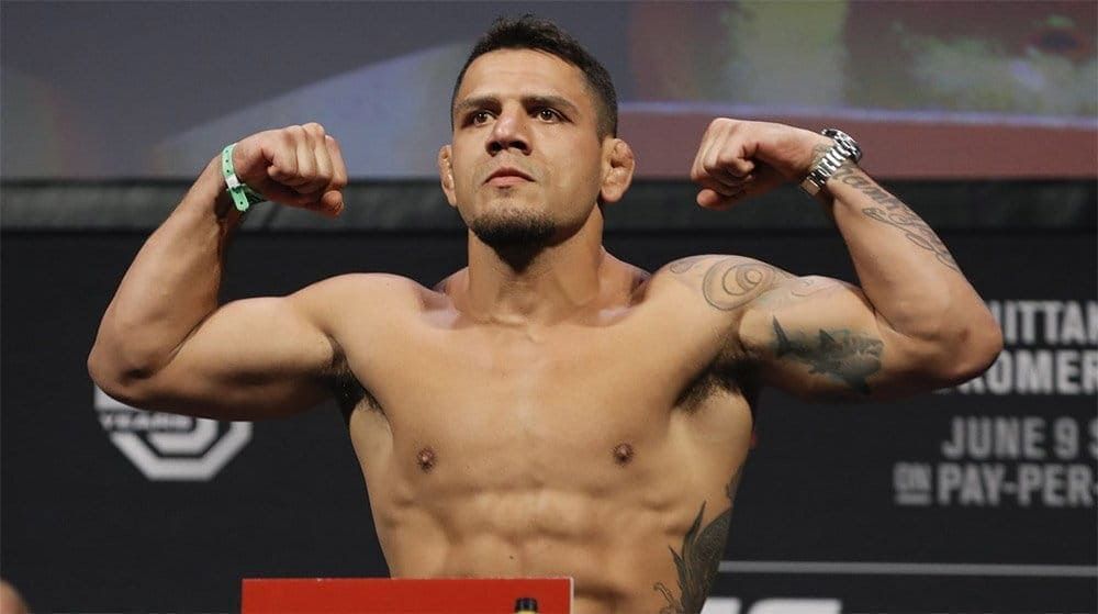 Sobiq UFC chempioni Rafael dos Anos ikki vazn toifasida sobiq chempion, irlandiyalik Konor Makgregor va engil vazn toifasidagi sobiq vaqtinchalik chempion Dastin Pore bilan to'qnashadigan UFC 264 turnirining asosiy baxsida zaxira jangchisi hisoblanadi.
			