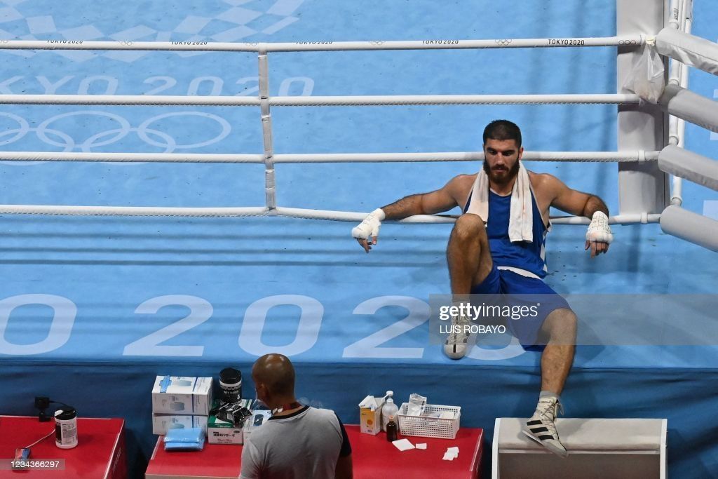 Bahodir Jalolovning vazn toifasidagi franciyalik bokschi Murod Aliev kecha hakamlarning qaroriga norozilik sifatida ringda bir soatdan oshiqroq vaqt davomida o'tirgan edi. 
			