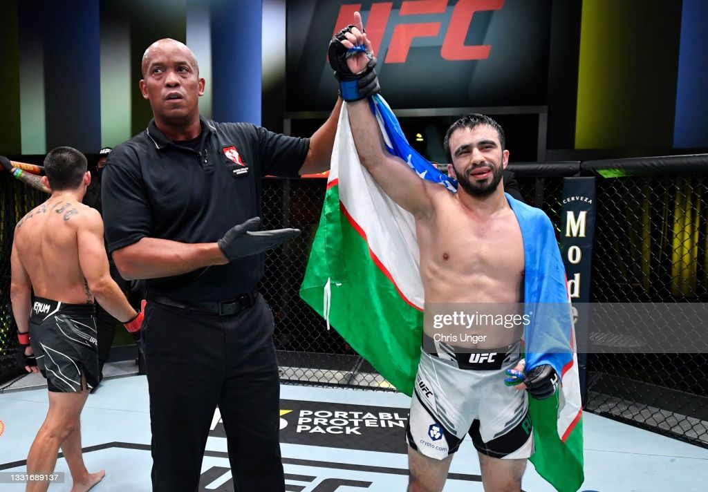 Las-Vegas shahrida navbatdagi UFC kechasi davom etmoqda.
			