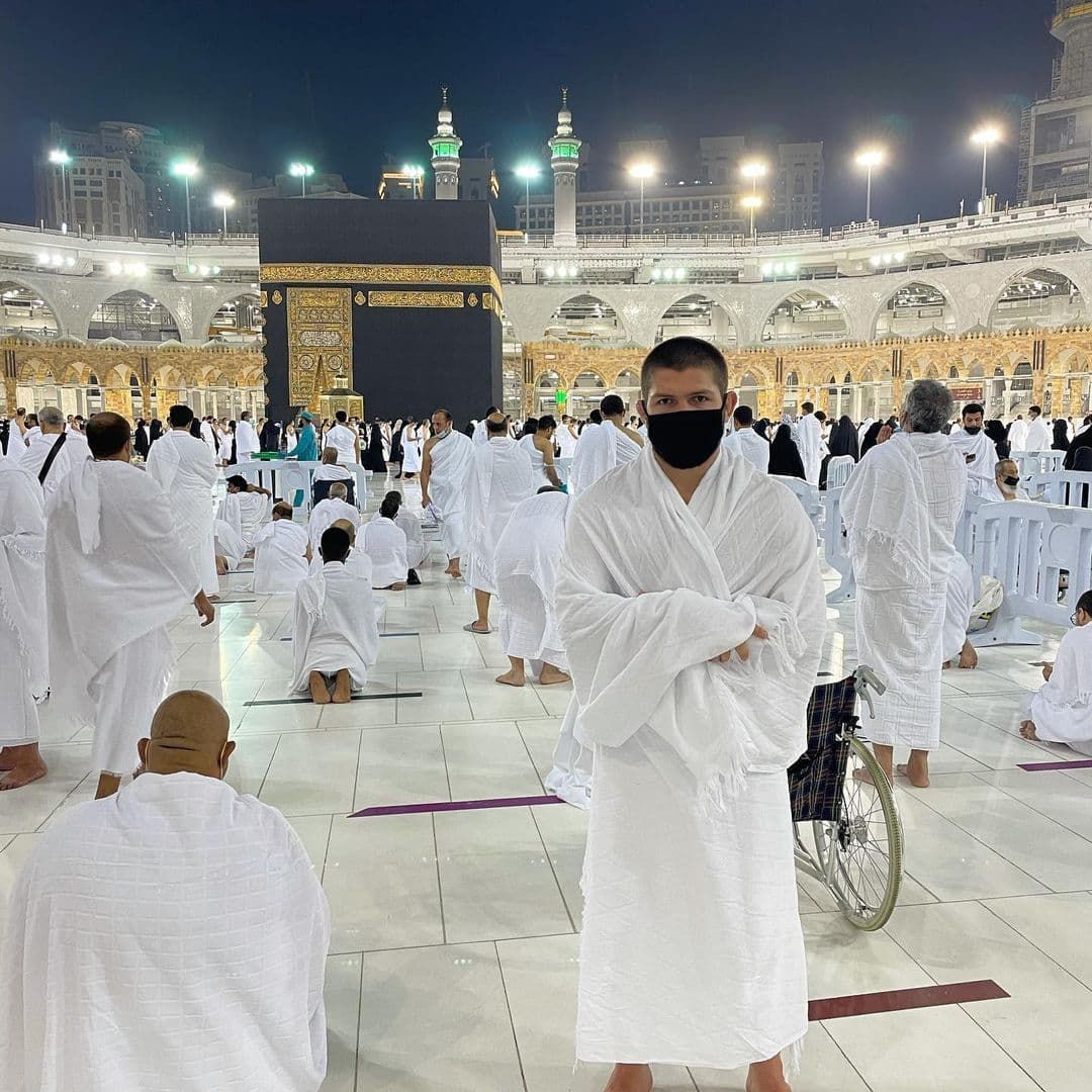 Xabib Nurmagomedov dunyo musulmonlarining qiblasi bo'lgan Makka shahrida ulug' ibodat, ham ziyoratni amalga oshirdi. 
			