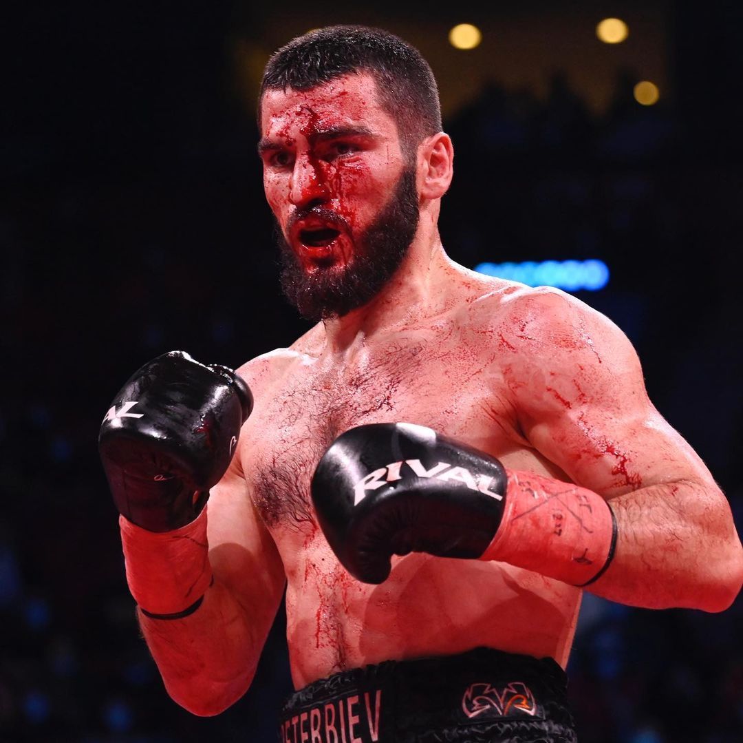 Yarimog'ir vazn toifasida WBC va IBF yo'nalishi chempioni Artur Beterbiev sobiq chempioni Markus Braunga qarshi ringga ko'tarildi va raqibini to'qqizinchi raundda nokaut qildi. 
			