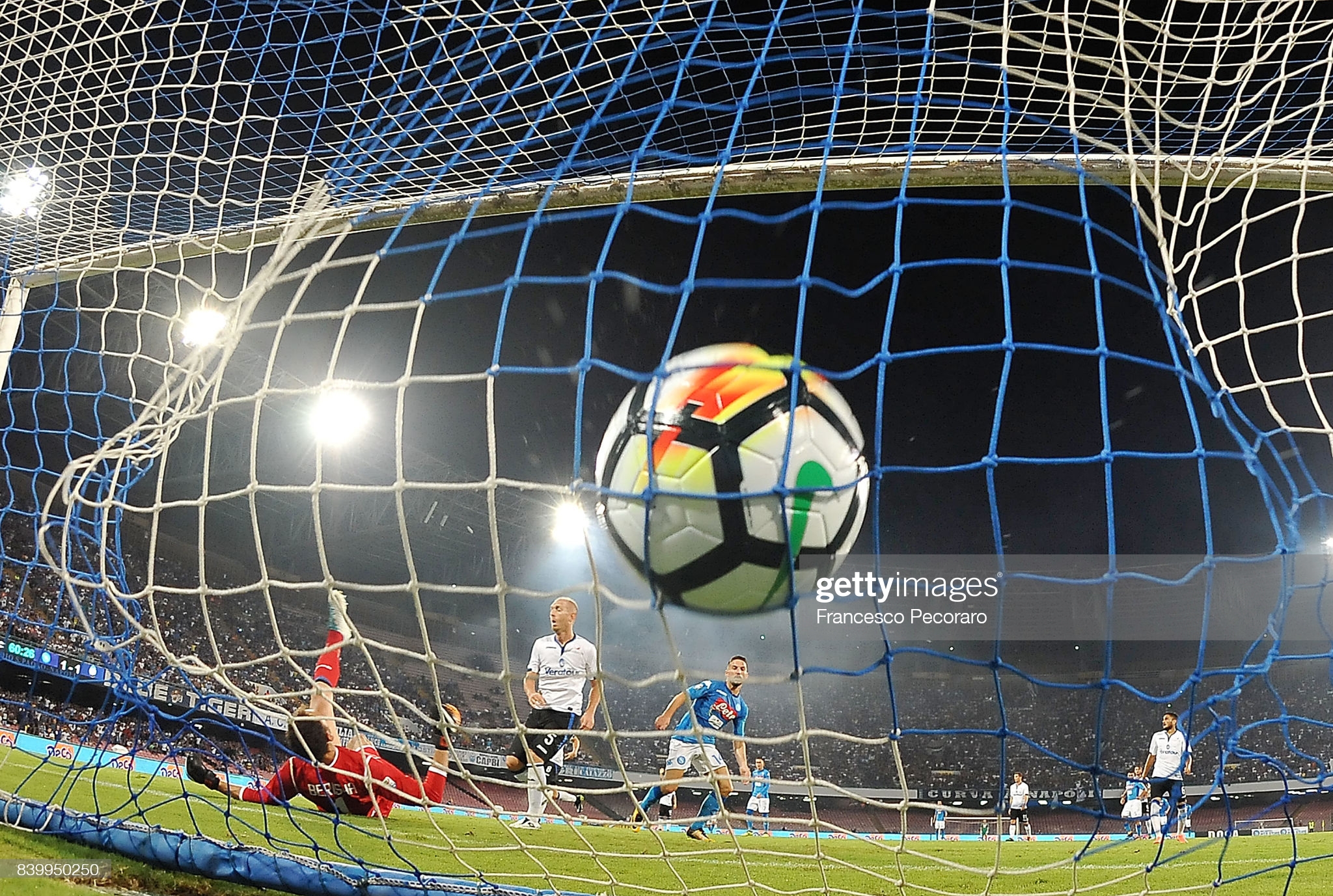 Donishmandlarning aytishiga ko'ra, futbol gol urish uchun o'ynaladi (raqib darvozasiga).
			