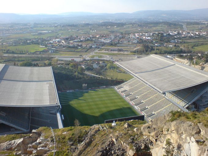 Bugun etiboringizni futbol olamidagi antiqa sport inshootlariga - o'ziga xos ko'rinishga ega stadionlarga qaratmoqchimiz: qiziqarli arxitektura g'oyalari, nostandart joylashuv hamda ularni yaratish va foydalanish paytidagi qiziqarli voqealar asosida.
			