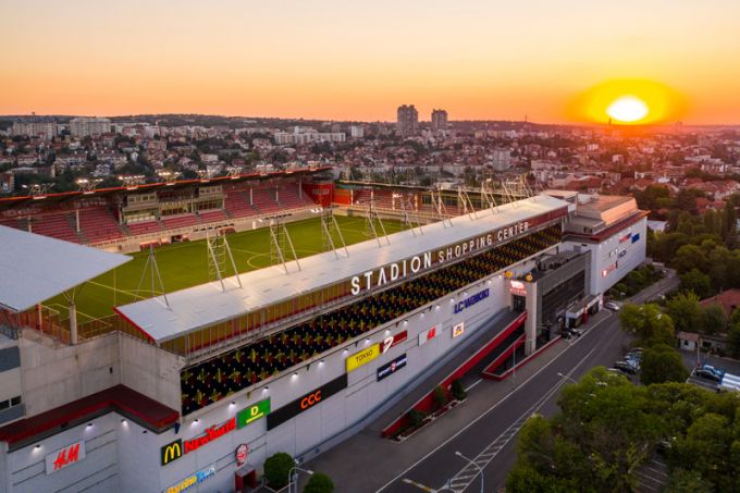 Bugun etiboringizni futbol olamidagi antiqa sport inshootlariga - o'ziga xos ko'rinishga ega stadionlarga qaratmoqchimiz: qiziqarli arxitektura g'oyalari, nostandart joylashuv hamda ularni yaratish va foydalanish paytidagi qiziqarli voqealar asosida.
			