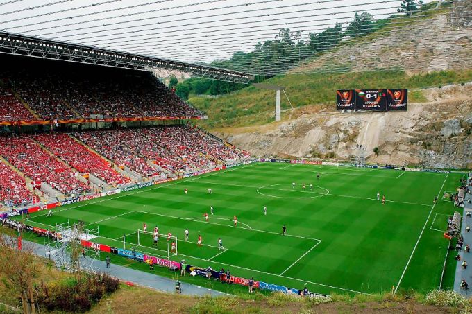 Bugun etiboringizni futbol olamidagi antiqa sport inshootlariga - o'ziga xos ko'rinishga ega stadionlarga qaratmoqchimiz: qiziqarli arxitektura g'oyalari, nostandart joylashuv hamda ularni yaratish va foydalanish paytidagi qiziqarli voqealar asosida.
			