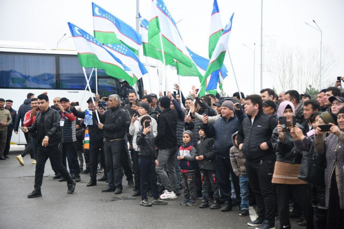 O'zbekiston milliy terma jamoasi Namanganga etib keldi + FOTO