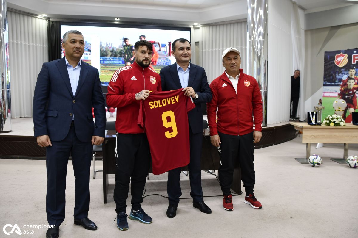 Bugun Qarshi shahridagi Yoshlar markazida Nasaf jamoasi yangi futbolchilarini keng jamoatchilikka tanishtirdi. Mazkur tadbirda Qashqadaryo viloyati hokimi vazifasini bajaruvchi Murodjon Azimov ham ishtirok etdi. 
			