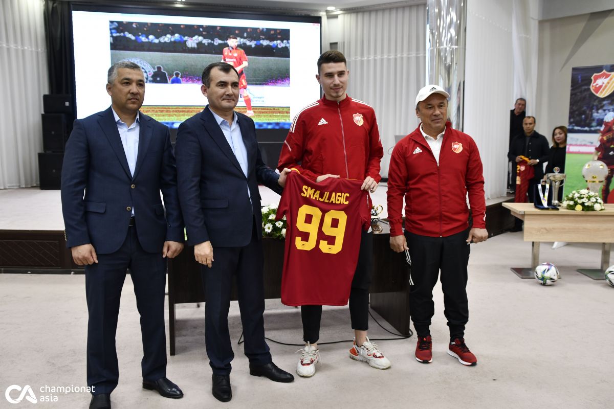 Bugun Qarshi shahridagi Yoshlar markazida Nasaf jamoasi yangi futbolchilarini keng jamoatchilikka tanishtirdi. Mazkur tadbirda Qashqadaryo viloyati hokimi vazifasini bajaruvchi Murodjon Azimov ham ishtirok etdi. 
			