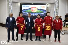 Bugun Qarshi shahridagi Yoshlar markazida Nasaf jamoasi yangi futbolchilarini keng jamoatchilikka tanishtirdi. Mazkur tadbirda Qashqadaryo viloyati hokimi vazifasini bajaruvchi Murodjon Azimov ham ishtirok etdi. 
			