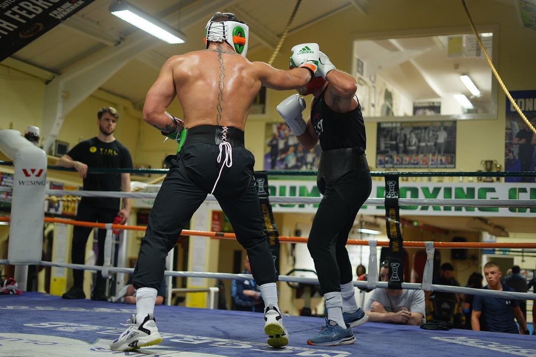 Ikki vazn toifasida sobiq UFC kamari sohibi Konor Makgregor to'qqiz oylik tanaffusdan so'ng sparring jangida ishtirok etdi.
			